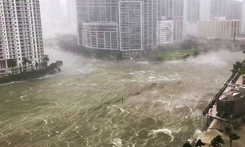 Εν μέσω τυφώνα αποφάσισε να πλύνει το αυτοκίνητό του (βίντεο)